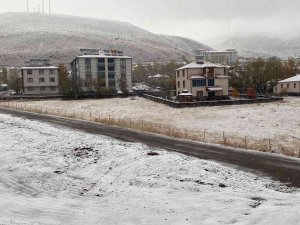 Karlıova’ya Mevsimin İlk Karı Düştü
