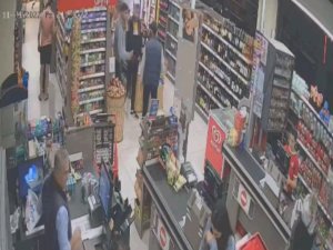 Bıçak Çekip Telefonunu Gasp Ettiler, Marketten Zorla Alışveriş Yaptırdılar