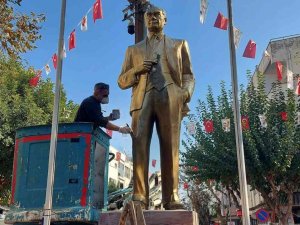 Kuşadası Belediyesi Atatürk Büstlerini Yeniliyor