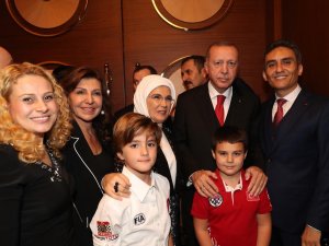 Kupa Koleksiyoneri...satrançta Dünyanın Şampiyonu Oldu, Teklif Yağıyor