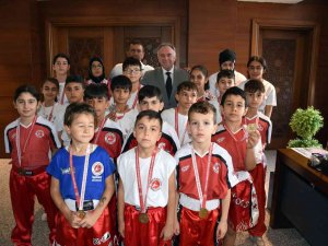 Başkan Öndeş Madalyalı Sporcuları Ağırladı