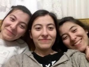 Üçüz Kız Kardeşler Aynı Üniversitede Tıp Okuyacaklar
