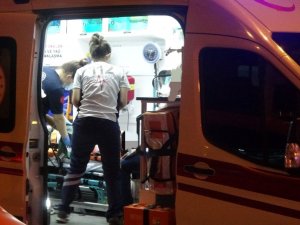 Karşıdan Karşıya Geçmeye Çalışan 2 Genç Kıza Otomobil Çarptı