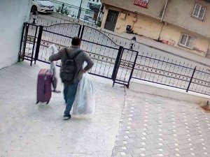Eyüpsultan’da Pişkin Hırsız Elleri Boş Girdiği Binadan Valizle Çıktı