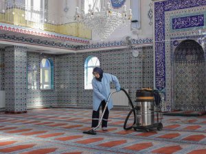 Belediyeden Camilere Temizlik Hizmeti