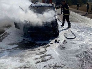 Hafif Ticari Araç Yangında Küle Döndü