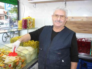 55 Yıllık Turşu Ustası, Yeşilçam’a Da Konu Olan ’Sirkeyle Mi Limonla Mı’ Tartışmasına Son Verdi