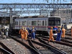 Japonya’da Yolcu Treni Raydan Çıktı