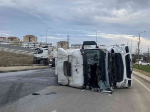 Tuzla’da Atık Su Tankeri Devrildi, Yol Trafiğe Kapandı