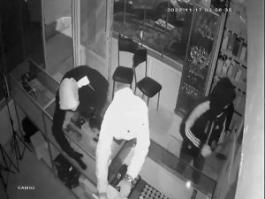 Teknik Servise Giren Hırsızlar Umduğunu Bulamayınca Geldikleri Gibi Geri Gitti