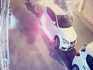 Fatih’te Bir Araçta Başlayan Ve 4 Araçta Devam Eden Yangının Başladığı Anlar Kamerada
