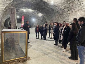 Dersi Sınıfta Değil, Yerin 150 Metre Altındaki 5 Bin Yıllık Tuz Mağarasında İşlediler