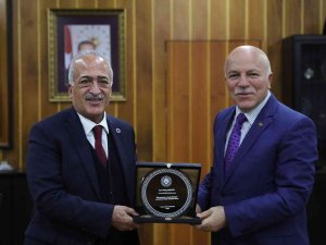 Başkan Sekmen’den Rektör Çomaklı’ya Tebrik Ziyareti