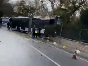 Kadıköy’de Sürücüsünün Kontrolünden Çıkan Metrobüs, Yolun Karşısındaki Duvara Çarptı. Olay Yerine Ekipler Sevk Edildi.