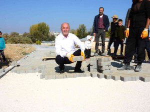 Tuşba Belediyesinden 13 Mahalleye 160 Bin Metrekare Kilit Parke Taşı