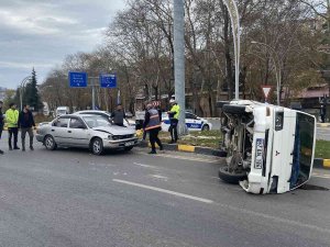 Otomobille Çarpışan Ticari Araç Devrildi: 3’ü Çocuk 5 Yaralı