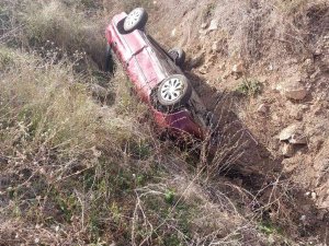 Kontrolden Çıkan Otomobil Kanala Devrildi: 1 Yaralı