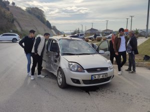 Metal Hurda Yüklü Tır İle Otomobil Çarpıştı: 1 Yaralı