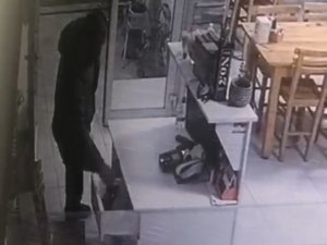Rahat Tavırlarıyla Geldi, Çekmecedeki Paraları Alıp Gitti