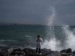 İ̇stanbul’da Şiddetli Lodos Etkili Oluyor