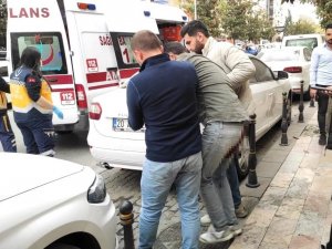 Kendi İş Yerinin Önünde Bıçaklandı