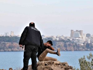 40 Metrelik Falezin Ucunda İntihar Girişimi Film İzler Gibi İzlediler