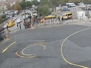 Kadıköy’de Metrobüsün Duvara Çarptığı Kaza Kamerada