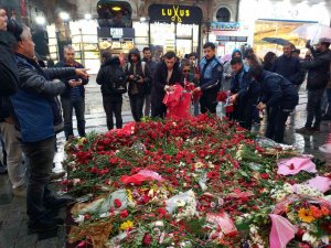 İ̇stiklal Caddesi’nde Hayatını Kaybedenler İçin Oluşturulan Platform Ve Bayraklar Kaldırıldı