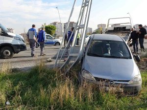 Otomobil, Kaldırımda Yürüyen Yaşlı Çifte Çarptı: 1 Ölü, 2 Yaralı