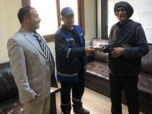 Temizlik Görevlisi Yerde Bulduğu Para Dolu Cüzdanı Sahibine Teslim Etti