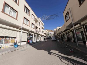 Mardin Büyükşehir Belediyesinin Derik’te Çevre Düzenleme Çalışmaları Devam Ediyor