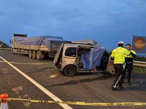 Hafif Ticari Araç Tıra Çarptı: 1 Ölü, 3 Yaralı