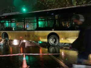 Üsküdar’da Kaygan Yolda Kontrolden Çıkan İ̇ett Otobüsü Direğe Çarptı
