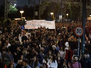 Yunanistan’da 17 Kasım Öğrenci Direnişi’nin 49. Yıl Dönümünde Yüzlerce Kişi Abd Büyükelçiliğine Yürüdü