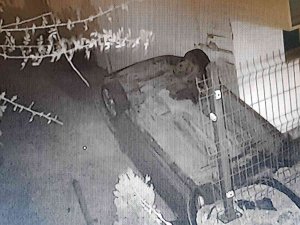Otomobilin Site Bahçesine Düşüp Ters Döndüğü Anlar Kamerada