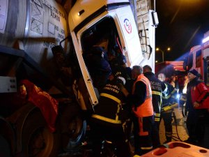 Kağıt Gibi Ezilen Tırda Sıkışan Sürücüyü Kurtarmak İçin Seferber Oldular