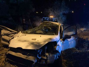 İ̇zmir’de Ehliyetsiz Gencin Kullandığı Araç Takla Attı: 1 Ölü, 2 Yaralı