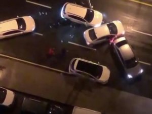 Ümraniye’de Şüpheli Şahıslar, Kendilerini Durduran Polis Otolarına Çarparak Kaçtılar