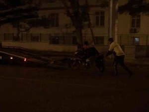 Edirne’de Motosiklet Park Halindeki Araca Çarptı: 2 Yaralı