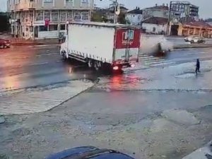 Kırmızı Işık İhlali Yaptığı İddia Edilen Otomobil, Kamyondan Kaçarken Takla Attı