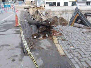 Avcılar’da İnşaat Duvarı İle Birlikte Yol Çöktü