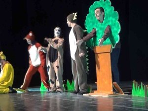 Üniversite Öğrencileri Çocukları Tiyatro Oyunuyla Buluşturdu