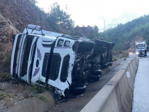 Bariyere Çarpan Tır Şarampole Devrildi: 1 Yaralı