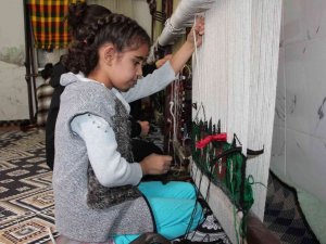 10 Yaşındaki Ecrin İlmek İlmek Kilim Dokuyor