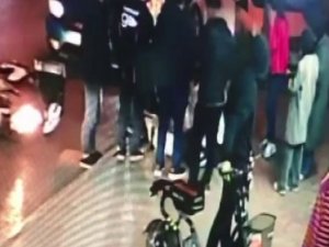 Ataşehir’de Otomobilin Çarpmasıyla Yere Düşen Moto Kurye Kaldırımdaki Taşlara Çarptı