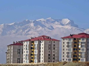 Karlı Dağlarla Birleşen Bulutlar Hayran Bıraktı