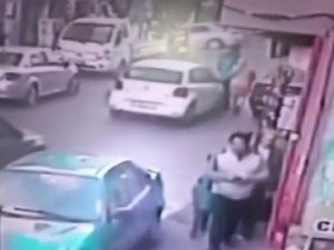 Ataşehir’de Panik Yapan Sürücü Yol Ortasında Yürüyen Yayaya Çarptı