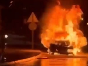 Seyir Halindeki Otomobil Alev Topuna Döndü