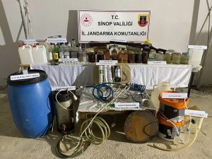 Sinop’ta Litrelerce Sahte Alkol, Piyasaya Sürülmeden Ele Geçti