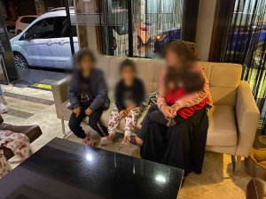Şiddetten Kaçarak Sokakta Kalan Anne Ve 4 Çocuğuna Yardım Eli